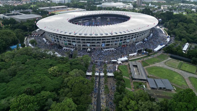 Arus lalu lintas di sekitar Stadion Utama Gelora Bung Karno macet usai acara kampanye akbar terakhir Prabowo-Gibran pada Sabtu (10/2).