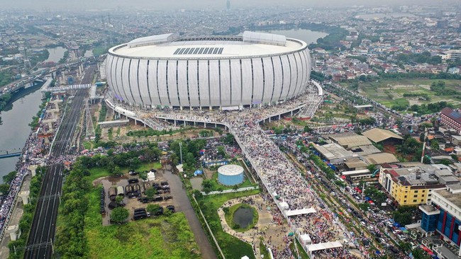 Tim gabungan melakukan penanganan banjir rob atau banjir pesisir yang merendam Jalan RE Martadinata, tepatnya di depan Jakarta International Stadium (JIS).