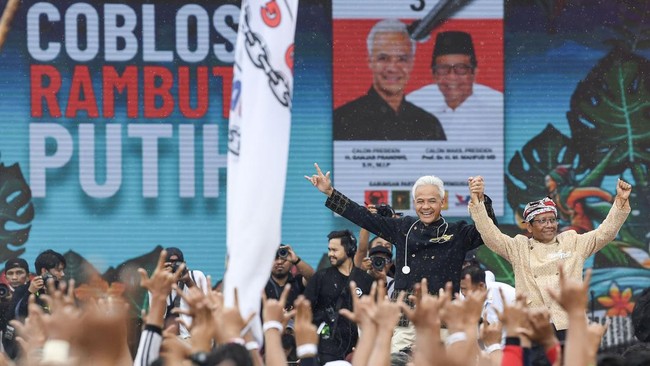 Ganjar-Mahfud membacakan maklumat berisi tiga poin janji untuk menjadi pemimpin yang amanah jika terpilih sebagai presiden dan wakil presiden pada Pilpres 2024.
