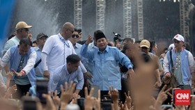 FOTO: Biru-biru di Stadion GBK, Kampanye Terakhir Prabowo-Gibran