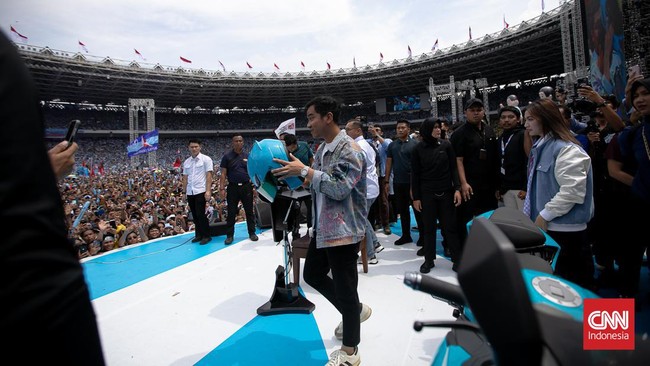 Gibran menggunakan sepeda motor saat menemui para pendukungnya di Stadion Utama Gelora Bung Karno (GBK), Sabtu (10/2).