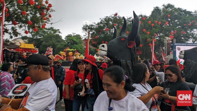 Ribuan pendukung kampanye akbar Pilpres 2024 Ganjar Pranowo-Mahfud MD memadati Benteng Vastenburg dan jalanan Kota Solo.