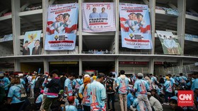 FOTO: Ribuan Pendukung Prabowo-Gibran Padati SUGBK, Lalu Lintas Padat