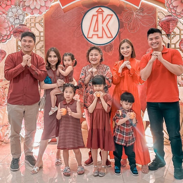 <p>Tahun Baru Imlek menjadi momen penting bagi masyarakat Tionghoa, termasuk Chelsea Olivia dan Glenn Alinskie. Selebrasi Imlek 2024 tampak dirayakan dengan sangat meriah oleh pasangan ini. Mereka berkumpul bersama keluarga yang kompak mengenakan busana merah. (Foto: Instagram @glennalinskie)</p>