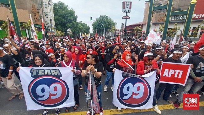 Konvoi kirab Hajatan Rakyat di Solo merupakan bagian dari rangkaian terakhir kampanye pasangan calon presiden dan wakil nomor urut 3, Ganjar Pranowo-Mahfud MD.