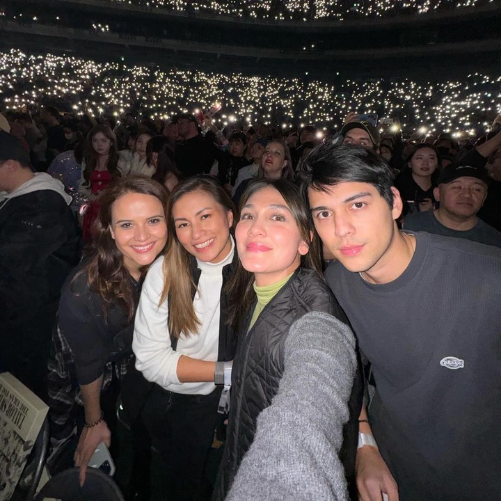 <p>Berpergian bersama para sahabat tak membuat Luna Maya dan Maxime Bouttier terpisahkan. Keduanya tetap nempel, nih. <em>"Hehe salfok sama maxime kk luna yg nempel terus,"</em> komentar akun @zoelhelmi**** (Foto: Instagram @lunamaya)</p>
