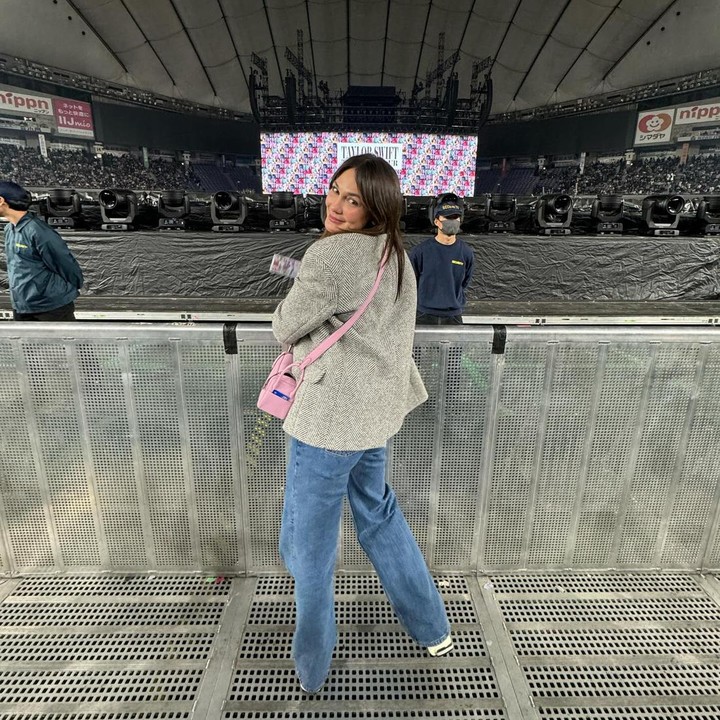 <p>Luna Maya sedang bergembira. Ia dapat kembali menyaksikan idolanya secara langsung. Kali ini, Luna Maya menyaksikan konser Taylor Swift yang bertajuk<em> The Eras Tour</em> di Tokyo, Jepang. (Foto: Instagram @lunamaya)</p>