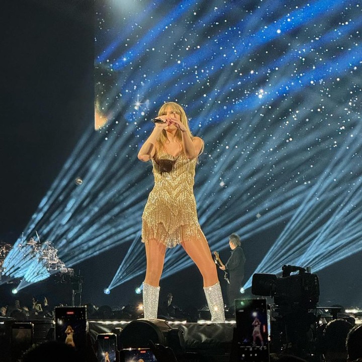 <p>Tak lupa, Luna Maya juga membagikan beberapa potret penampilan Taylor Swift di konser tersebut. <em>"Are there Swifties here?</em> (Apakah ada penggemar Taylor Swift di sini?)" tanya Luna kepada para pengikutnya di media sosial. (Foto: Instagram @lunamaya)</p>