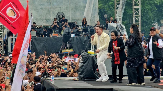 Ketua Umum PDIP Megawati Soekarnoputri menyanyikan lagu "Cinta Hampa" bersama pedangdut Nassar. Menurutnya, lagu ini cocok dengan situasi yang terjadi saat ini.