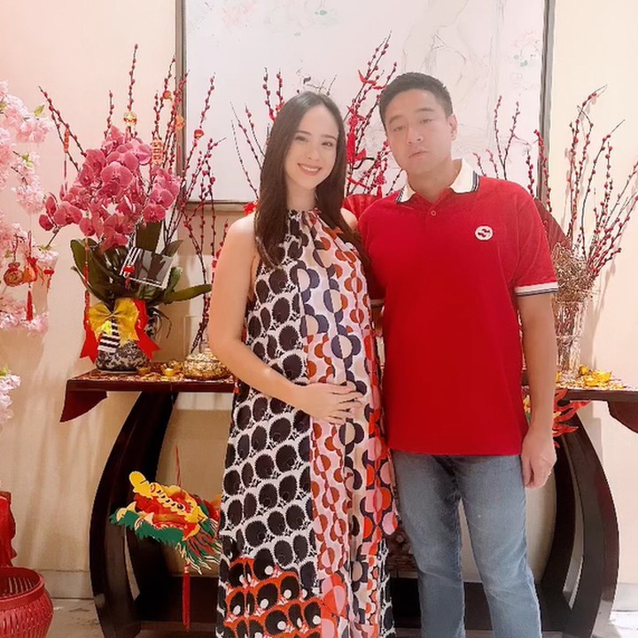 <p>Tepat di perayaan Natal 2025, aktris Pamela Bowie mengumumkan kabar kehamilan pertamanya. Pamela terlihat menikmati momen kehamilan pertamanya ini, Bunda. Pada Januari lalu, perempuan 30 tahun ini sempat <em>babymood</em> ke Bali bersama suaminya. (Foto: Instagram @pammybowie)</p>
