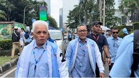 Zulhas dan Hatta Jalan Kaki Terobos Macet ke Kampanye Akbar di GBK