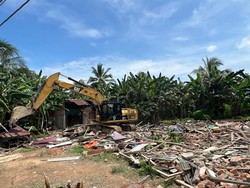 Rumah Remaja Pembunuh Sekeluarga di Babulu Laut Penajam Dirobohkan Warga