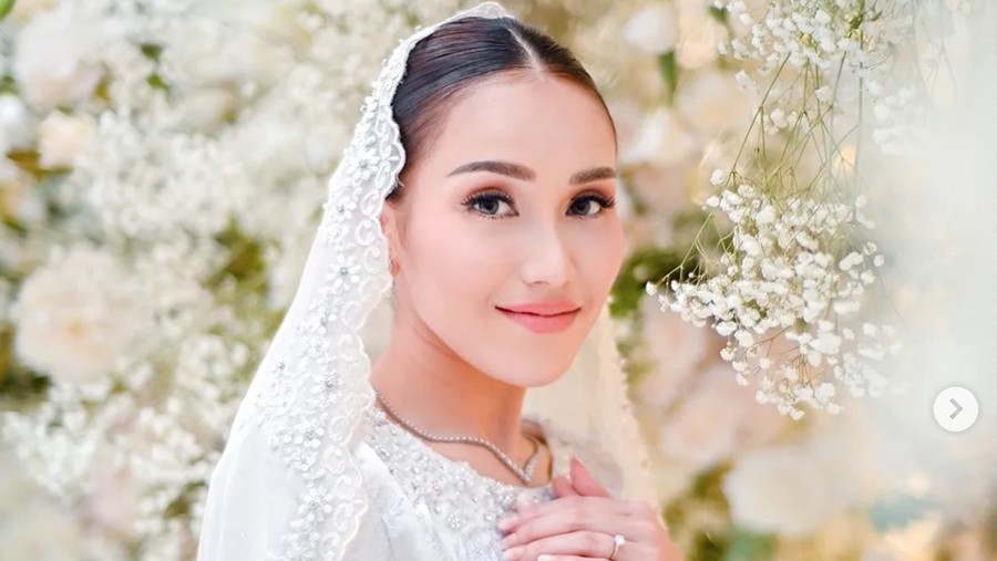 Penampilan Ayu Ting Ting saat tunangan Penampilan Ayu Ting Ting saat tunangan