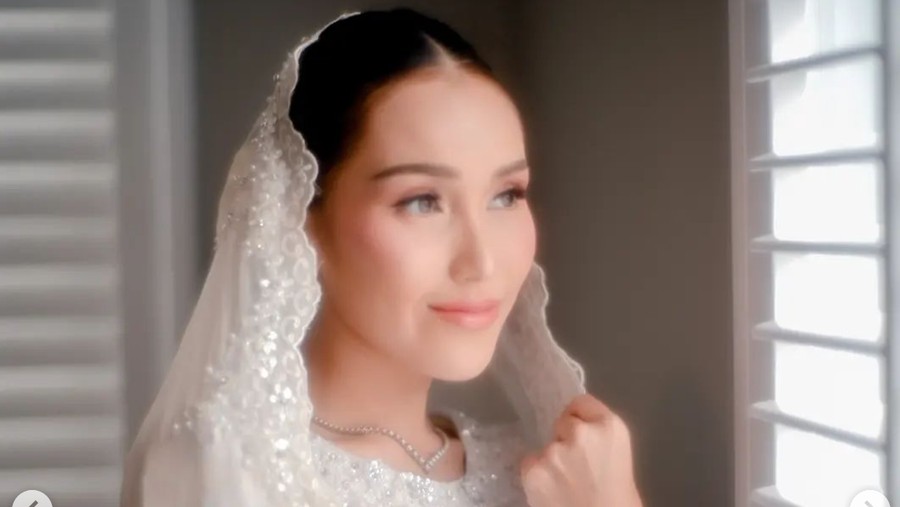 Penampilan Ayu Ting Ting saat tunangan Penampilan Ayu Ting Ting saat tunangan