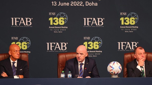 Uji coba penggunaan kartu biru dalam pertandingan sepak bola ditunda. IFAB baru akan membahasnya dalam pertemuan tahunan di Loch Lomond.