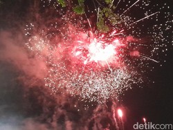 Meriahnya Pesta Kembang Api di Puncak Tahun Baru Imlek 2024 Solo