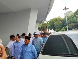 Berkemeja Biru dan Berpeci, Prabowo Tiba di GBK Jelang Kampanye Akbar