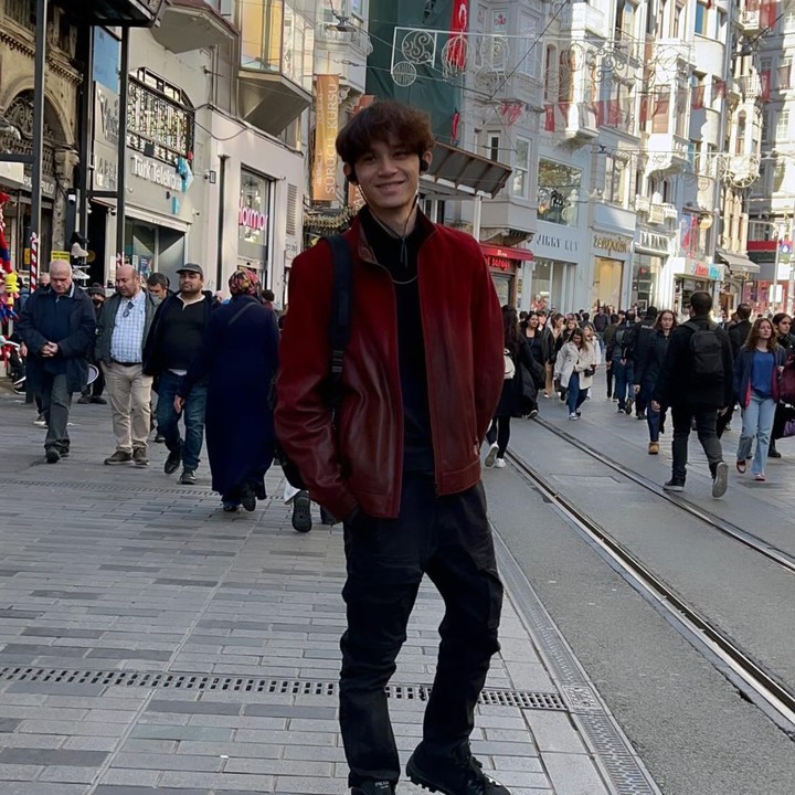 <p>Kali ini, Rossa memilih Turki sebagai destinasi wisata bersama sang putra. Ia membawa Rizky berkeliling kota Istanbul. (Foto: Instagram @itsrossa910)</p>