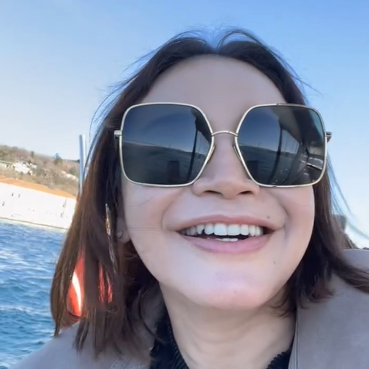 <p>Rossa juga mengunggah momen ketika ia menaiki kapal saat melintasi Galata Bridge. "Kita lagi di <em>cruise,</em> ini kecil kapalnya tidak terlalu besar. Turki ini dibagi dua, ada yang benua Eropa, lalu yang sebelah situ Asia," ucap Rossa di videonya. (Foto: Instagram @itsrossa910)</p>