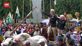 VIDEO: Kampanye Terakhir di Solo, Ganjar-Mahfud Naik Gerobak Sapi