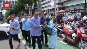 VIDEO: Momen SBY Jalan Kaki Menuju GBK Hadiri Kampanye Akbar