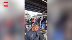 VIDEO: Stasiun Ancol Padat saat Kampanye Akbar AMIN di JIS
