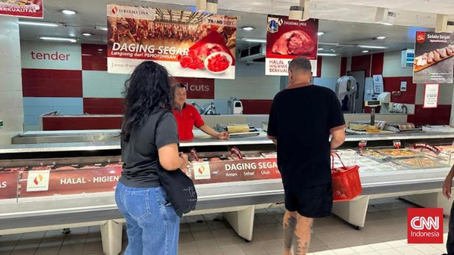 Harga daging ayam cuma Rp28 ribu per kg dan jadi incaran para pengunjung saat Transmart Full Day Sale.