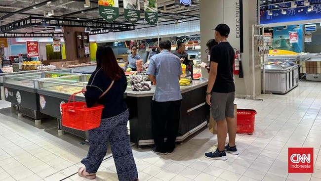 Tak cuma barang-barang kebutuhan harian, kuliner viral crombolini juga jadi incaran di Transmart Full Day Sale, Kota Kasablanka, Jakarta, Sabtu (10/2)