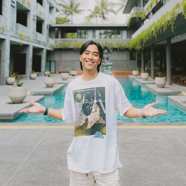 <p>Ini bukan pertama kalinya Vidi Aldiano menjalani detoks sebagai pengobatan kanker di Thailand. Pada awal 2024, ia sempat membagikan pengalamannya saat mengikuti program <em>detox</em> di Tanyasamui Holistic Health Retreat. "Pertama kali nyobain 10 hari ga makan<em> solid-food</em> sama sekali, hanya minum <em>oil, juice</em> dan <em>herbal drinks</em>. <em>Surprisingly</em> ga laper dan lemes selama disini. Detox ini bagus<em> to cleanse our organs,"</em> cerita Vidi. (Foto: Instagram @vidialdiano)</p>