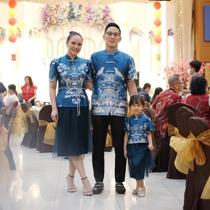 <p>Tak mau ketinggalan, Yuanita Christiani membagikan potret keluarga di hari Imlek. Berbeda dari artis lainnya, Yuanita memilih tampil kompak dengan busana khas Tionghoa berwarna biru. (Foto: Instagram @yuanitachrist)</p>