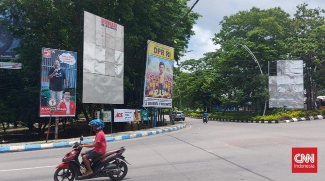 APK peserta Pemilu 2024 masih bertebaran di Kota Kupang, NTT. Bawaslu telah meminta peserta pemilu menurunkan APK secara mandiri.