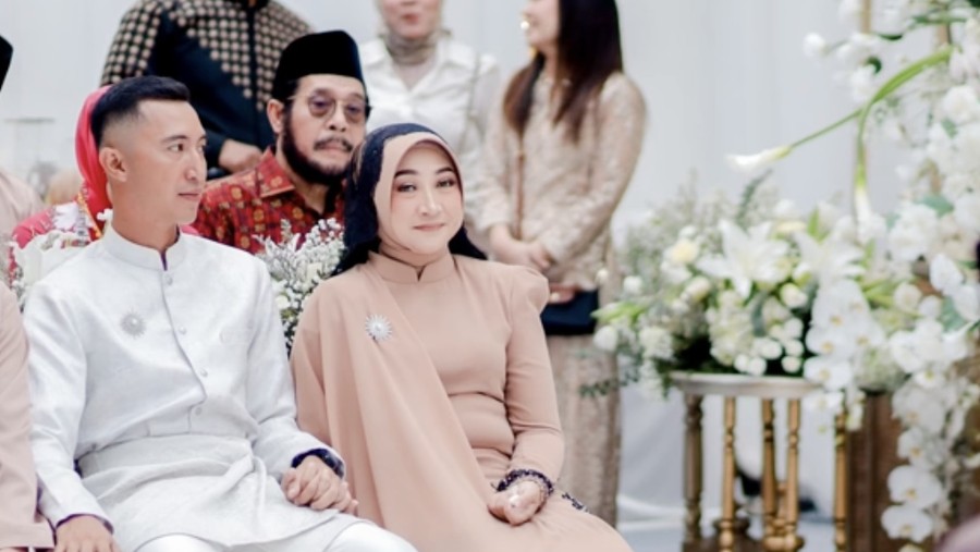 Momen haru lamaran Ayu Ting Ting.