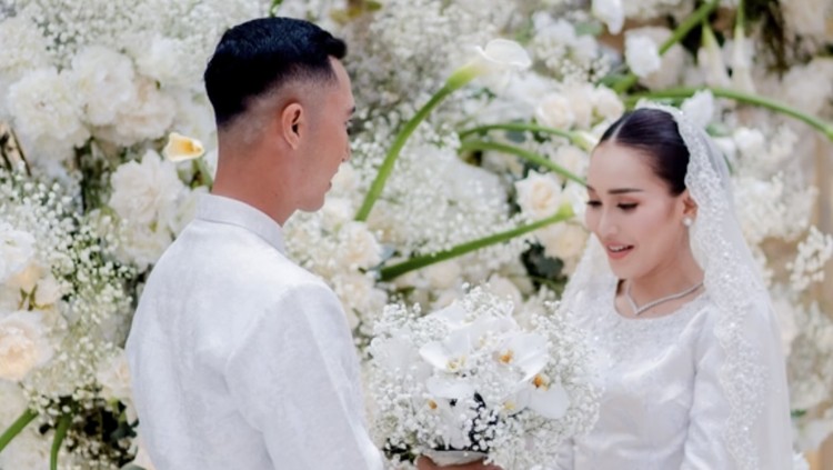 Ayu Ting Ting Momen haru lamaran Ayu Ting Ting.