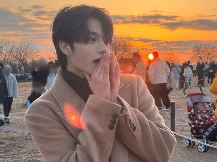 Banyak netizen yang mengaku kaget karena sekarang Jinwoo memancarkan aura yang jauh lebih dewasa, dan tampak seperti 