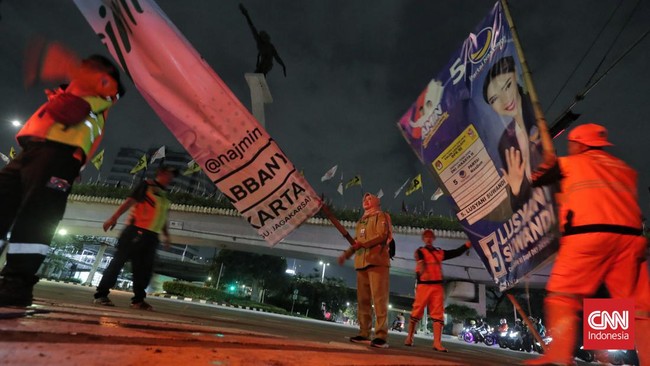 Satpol PP DKI Jakarta saat ini masih menyisir alat peraga kampanye (APK) di wilayah pemukiman warga. Penurunan APK dilakukan hingga malam ini.