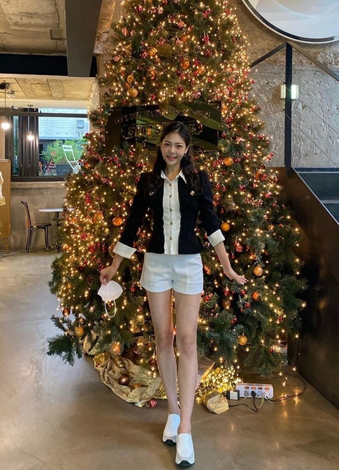 Black and white never goes out of style! Outfit simple dengan celana pendek putih dan kemeja hitam putih ala Cho Min Ji ini cocok banget dipakai untuk makan siang di restoran baru./ Foto: Instagram/joymingzi_