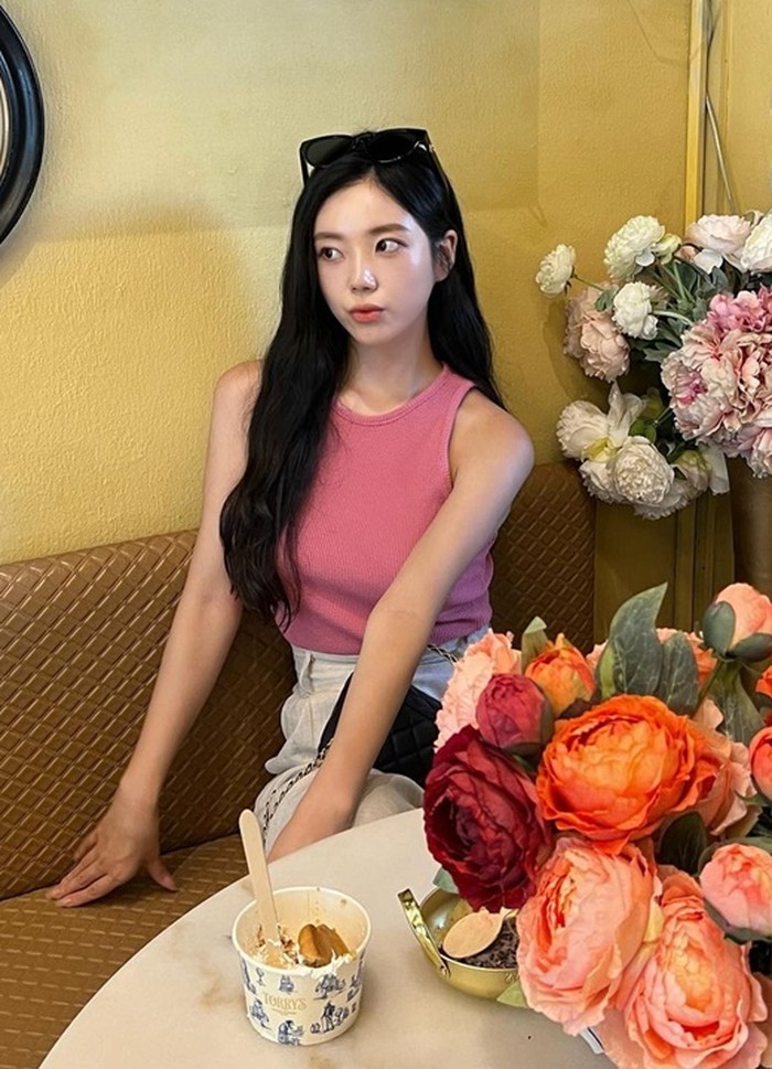 Contek gaya kasual Yun Ha Jeong dengan tank top cerah dan celana linen untuk bersantai di kafe yang cantik./ Foto: Instagram/hi_jjeong2