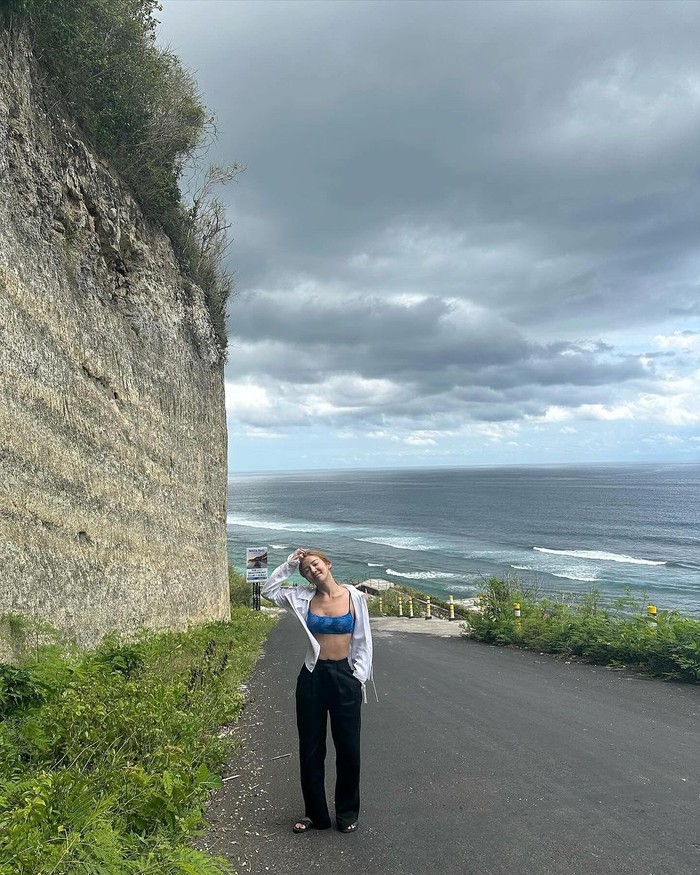 Dalam kunjungannya yang kesekian kali di Bali, Hyoyeon dengan penampilan stylish mengunjungi spot-spot baru dalam keindahan alam, salah satunya adalah Pantai Melasti Ungasan./ Foto: instagram.com/hyoyeon_x_x