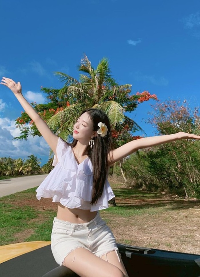 Jika kamu berlibur ke Bali atau pulau tropis lainnya, celana pendek dan crop top putih ala Yu Si Eun ini cocok banget buat OOTD./ Foto: Instagram/yoo__si