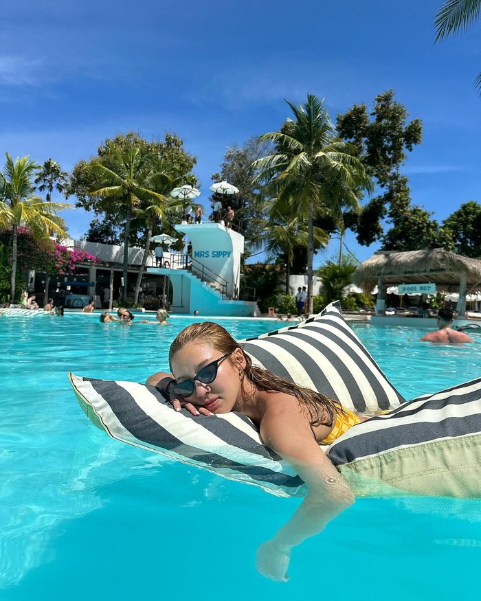 Kegiatan yang tak boleh dilewatkan oleh Hyoyeon setiap kunjungannya di Bali adalah berenang di bawah pancaran sinar hangat mentari serta pemandangan alam indah yang mengelilinginya./ Foto: instagram.com/hyoyeon_x_x