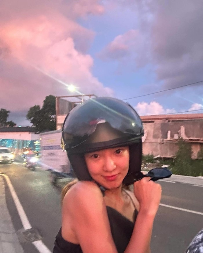 Kemelokalan lainnya adalah ketika sang idol menikmati waktu senja di pulau dewata dengan naik sepeda motor. Hyoyeon bahkan tampil dengan riasan minimalis yang membuat kecantikan alaminya semakin memancar saat bersepeda./ Foto: instagram.com/hyoyeon_x_x