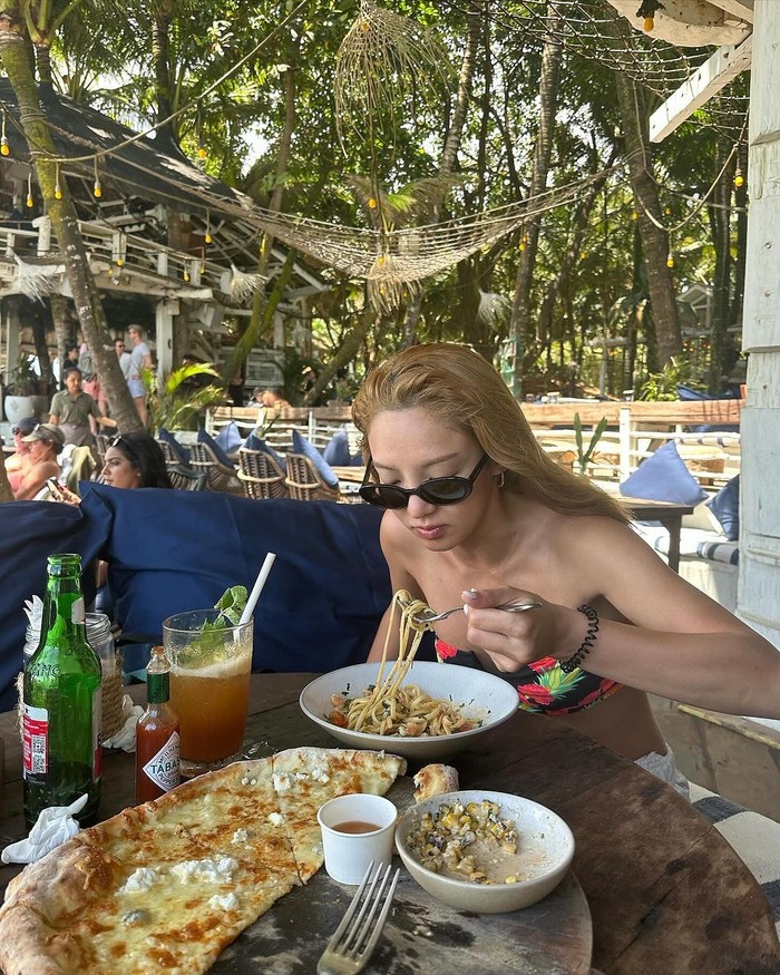 Kenikmatan kuliner Pulau Bali yang disajikan ditepi pantai juga tak dilewatkan oleh pelantun 'Dessert' tersebut. Kombinasi pizza dan pasta menjadi menu pilihan Hyoyeon dalam salah satu kegiatan makan siangnya, Beauties./ Foto: instagram.com/hyoyeon_x_x