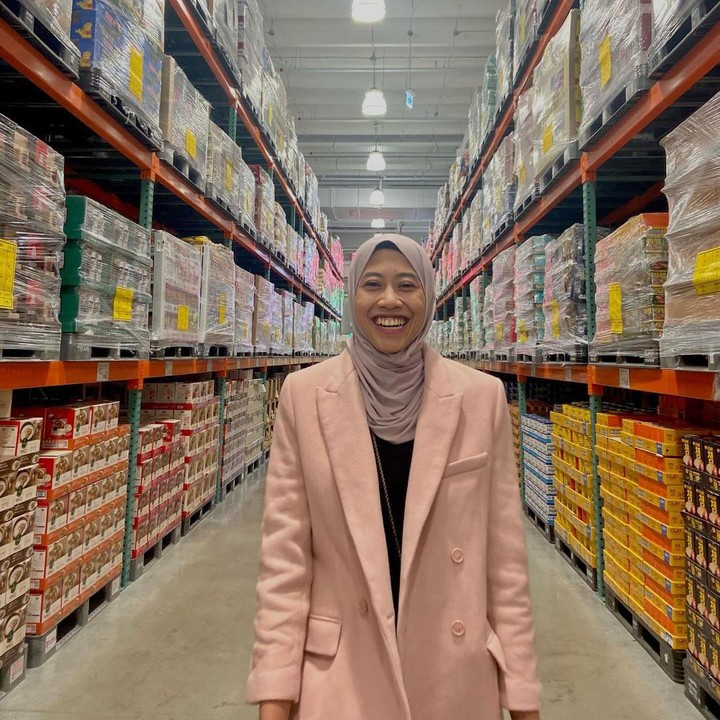<p>Tak hanya warna gelap seperti hitam, Megawati juga terlihat manis dengan blazer warna pink muda yang dipadu bersama hijab krem. (Foto: Instagram: @megawatihangestrip)</p>