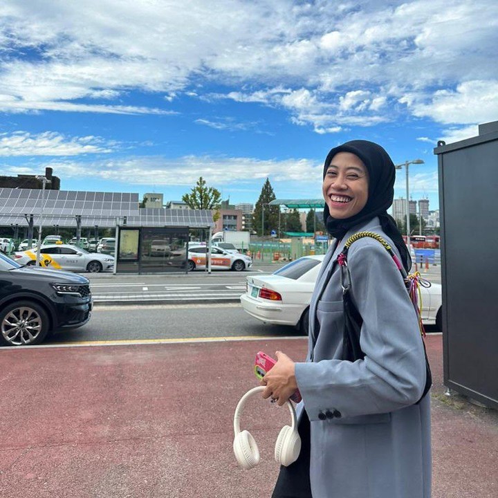 <p>Di negara tersebut, Megawati menjalani hari-harinya sebagai diaspora. Banyak yang menyebut penampilan Megawati terlihat seperti mahasiswa Indonesia yang kuliah di Korea Selatan, Bunda. (Foto: Instagram: @megawatihangestrip)</p>