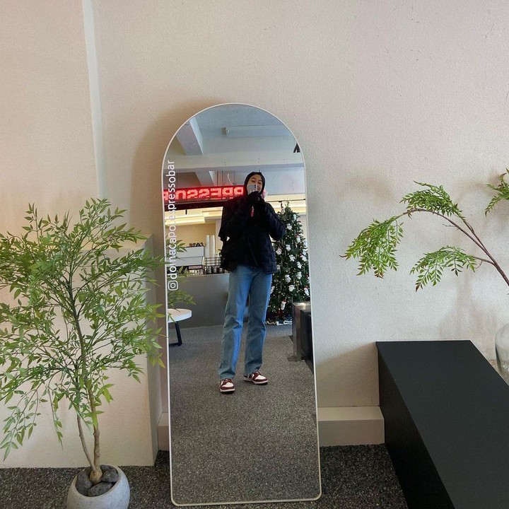 <p>Megawati juga terlihat stylish ketika berpose melakukan mirror selfie bak ABG kekinian, nih. Banyak netizen yang turut memuji kecantikan Megawati, nih. Tidak sedikit juga yang mendoakan agar Mega selalu diberi kesehatan selama meniti kariernya. (Foto: Instagram: @megawatihangestrip)</p>