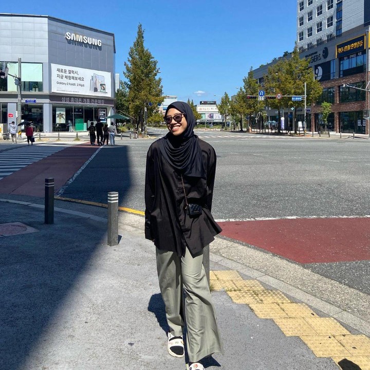 <p>Di beberapa potret yang ia bagikan, Megawati kerap terlihat mengenakan blazer sebagai outfit sehari-harinya. Busana itu membuatnya terlihat modis ya, Bunda? (Foto: Instagram: @megawatihangestrip)</p>