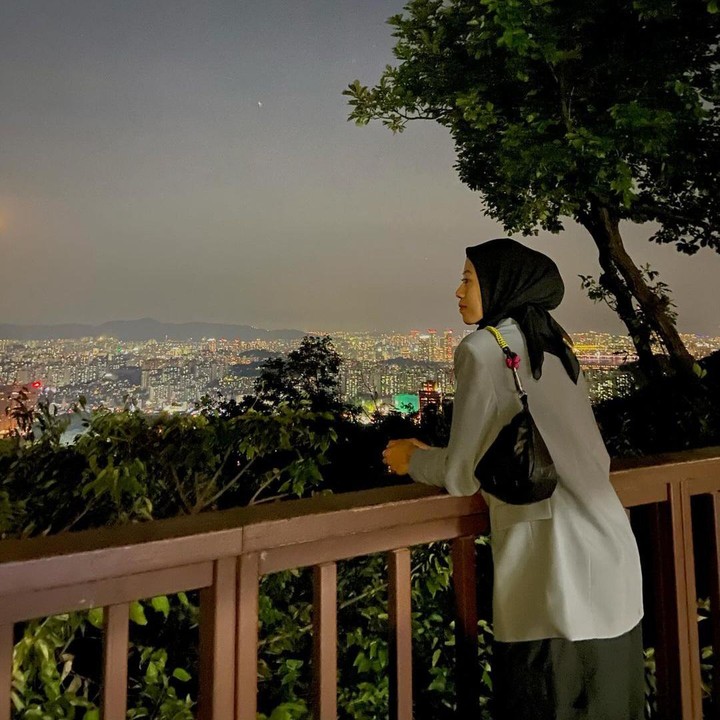 <p>"Mbak Mega semenjak kena air sama udara Korea jadi semakin cantik saja," papar seorang netizen gemas. "Mbak, sehat terus ya di Korea, aminn. Satu Indonesia bangga punya Mbak Mega. Semangat terus," kata netizen lainnya dengan emotikon hati. (Foto: Instagram: @megawatihangestrip)</p>