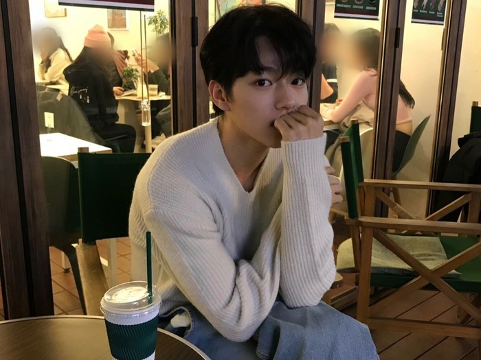 Namanya mulai dikenal publik ketika menjadi kontestan Produce X101, mewakili Maroo Entertainment, agensi yang sama dengan Park Ji Hoon./ foto: instagram.com/jinwoo__913