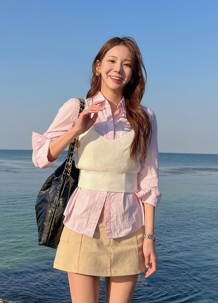 Perpaduan mini skirt, kemeja, dan outer tank top ala Kim Gyu Ri ini bisa membuatmu lebih percaya diri saat menjelajahi kota baru, Beauties!/ Foto: Instagram/citruszl