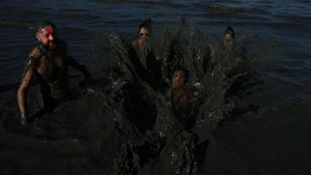 FOTO: Keseruan  Festival Berendam Lumpur di Brasil